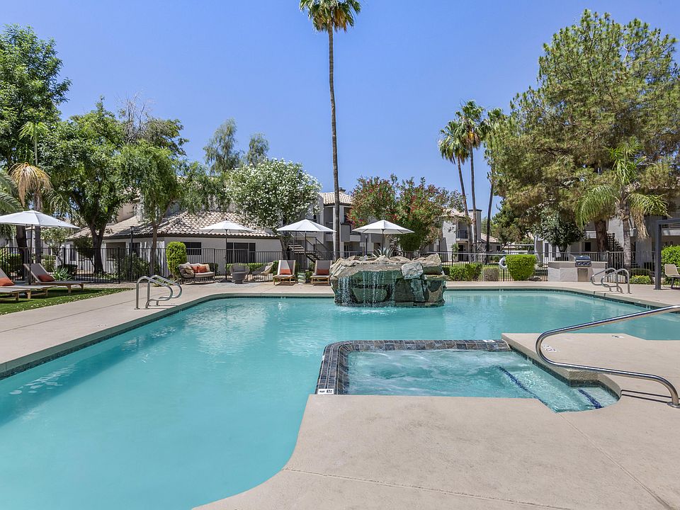Dive into luxury at Boulders at Lookout Mountain's pool oasis, complete with a stunning fountain and palm tree backdrop