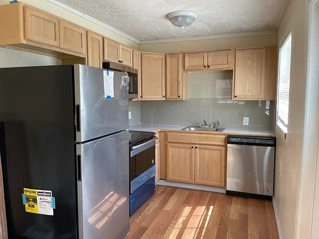 1425 W 30th St — Photo 3