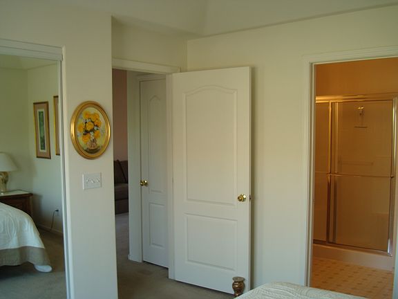 Mstr looking to bathroom