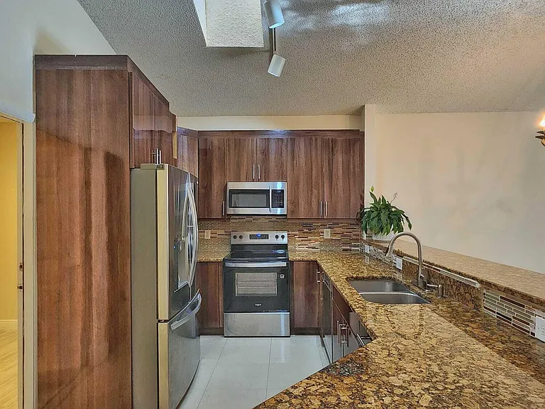 7705 Forest Green Ln — Photo 10