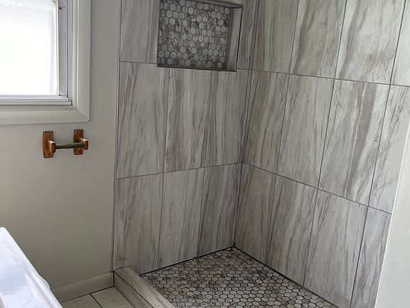 4th image of 412 W Southside Ct