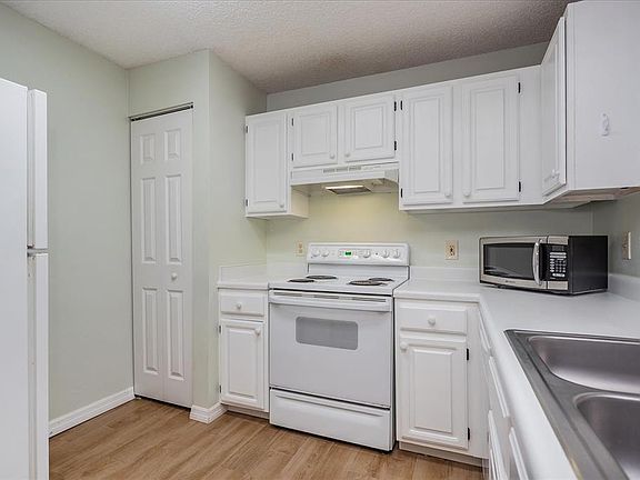 3rd image of 1919 Summer Club Dr APT 305