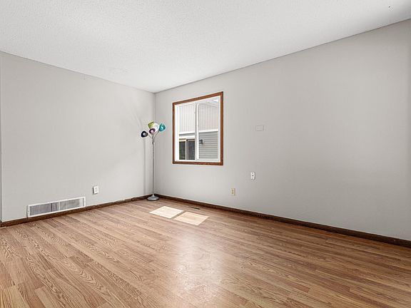 4th image of 2633 Zarthan Ave S