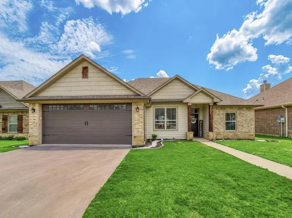 106 Champions Dr, Hallsville, TX 75650