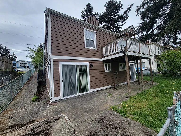 1212 Evans Ave W — Photo 3