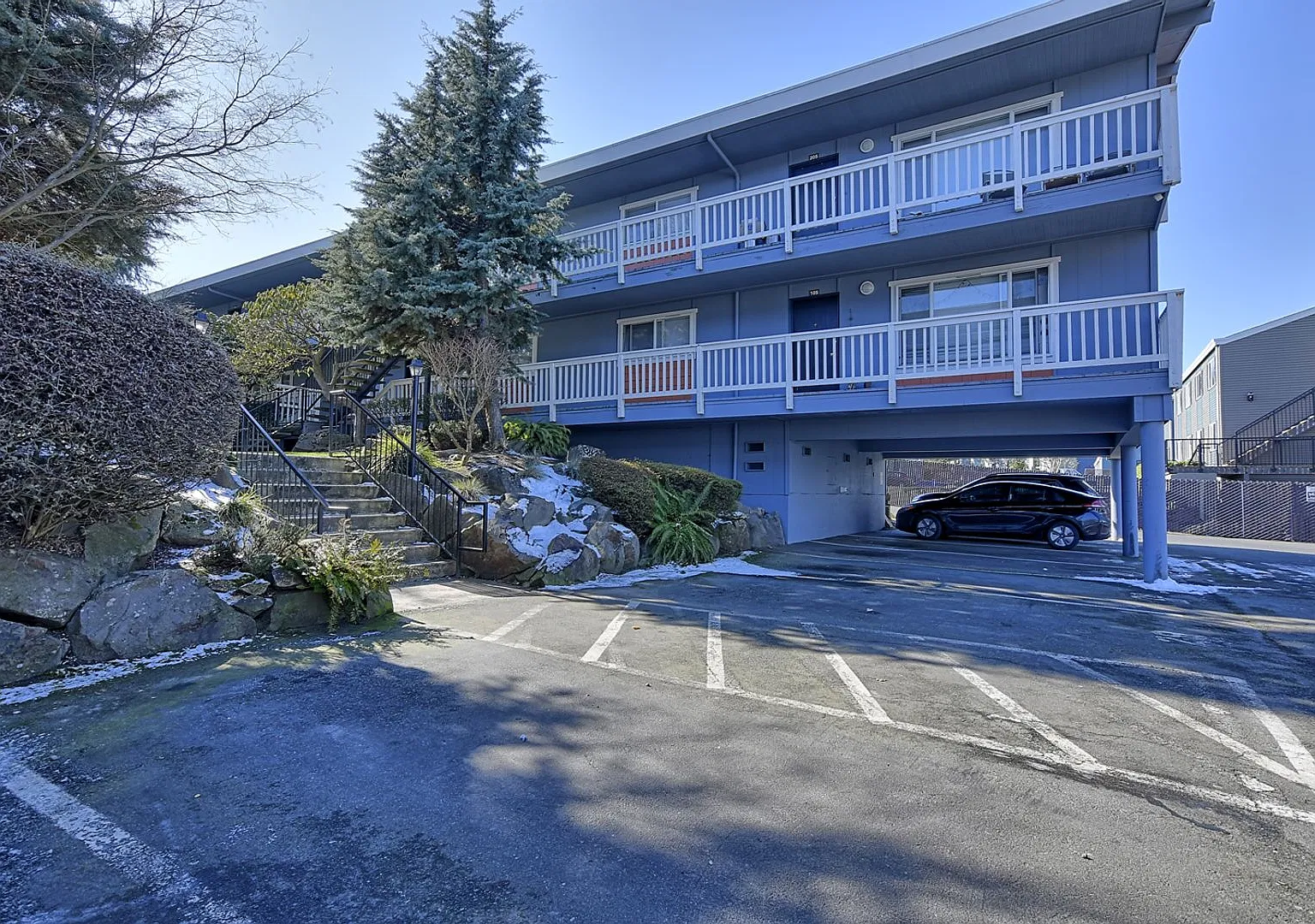 Spacious 2 Bdrm Condo - Budget Friendly! — Photo 4