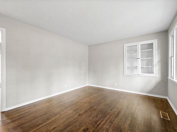 5th image of 2812 Thrush Dr