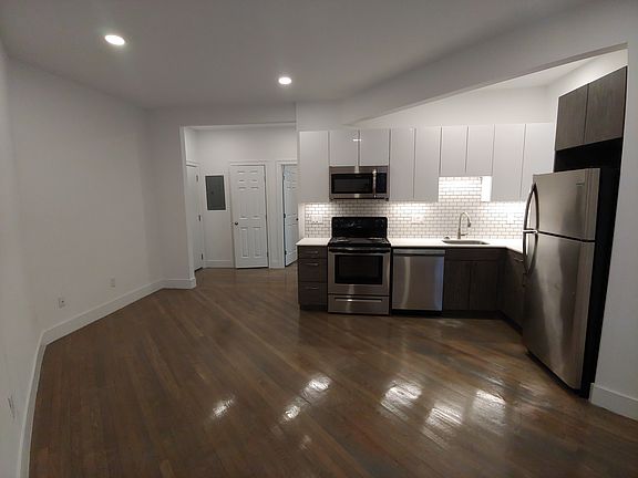 3rd image of 11 Queensberry St APT 15