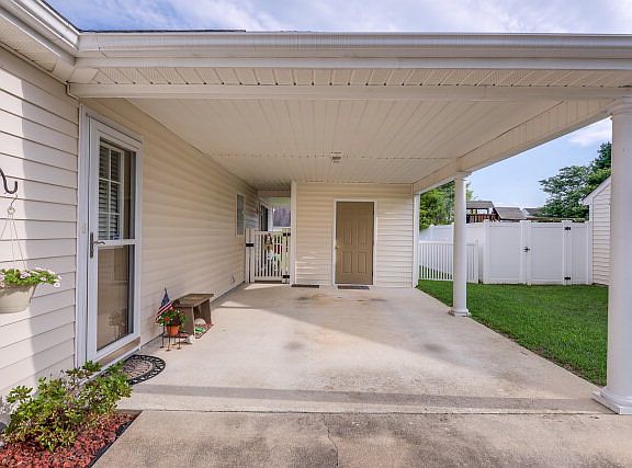 3rd image of 4633 Honeysuckle Ln