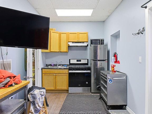 3rd image of 1455 Wyandotte St E #1453