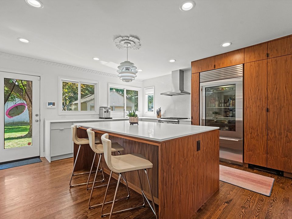 1st image of 1001 W 70th St