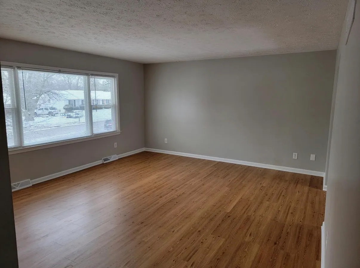 4 bed, 2.5 bath, 1940 sqft, $2,500 — Photo 3