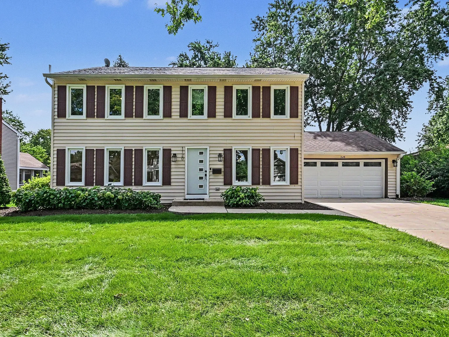 4 bed, 2.5 bath, 2160 sqft, $4,400 — Photo 2