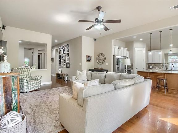 4th image of 530 Summer Pointe Dr