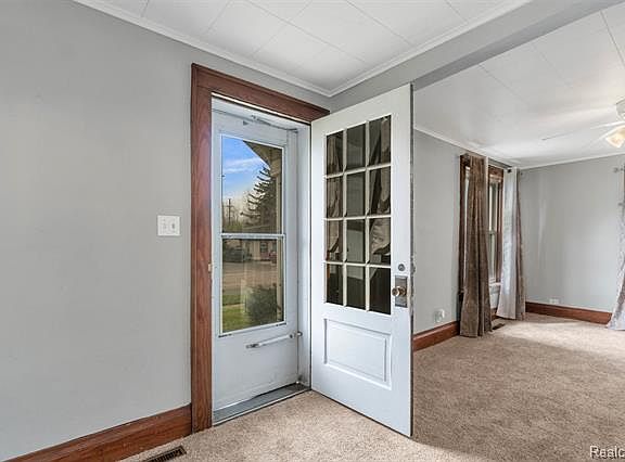 5th image of 426 W Grand River Ave