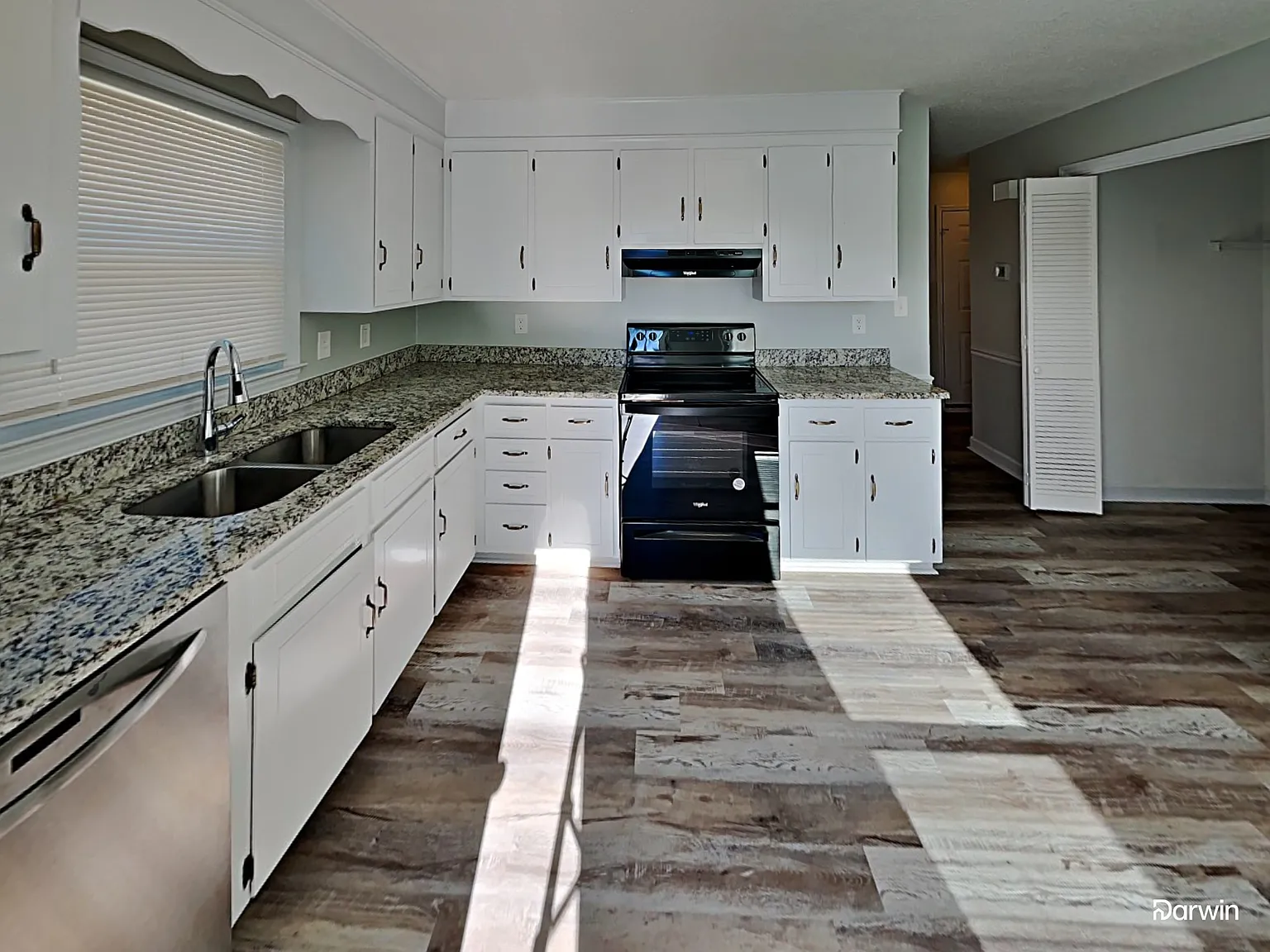 3 bed, 2.5 bath, 1918 sqft, $2,145 — Photo 3