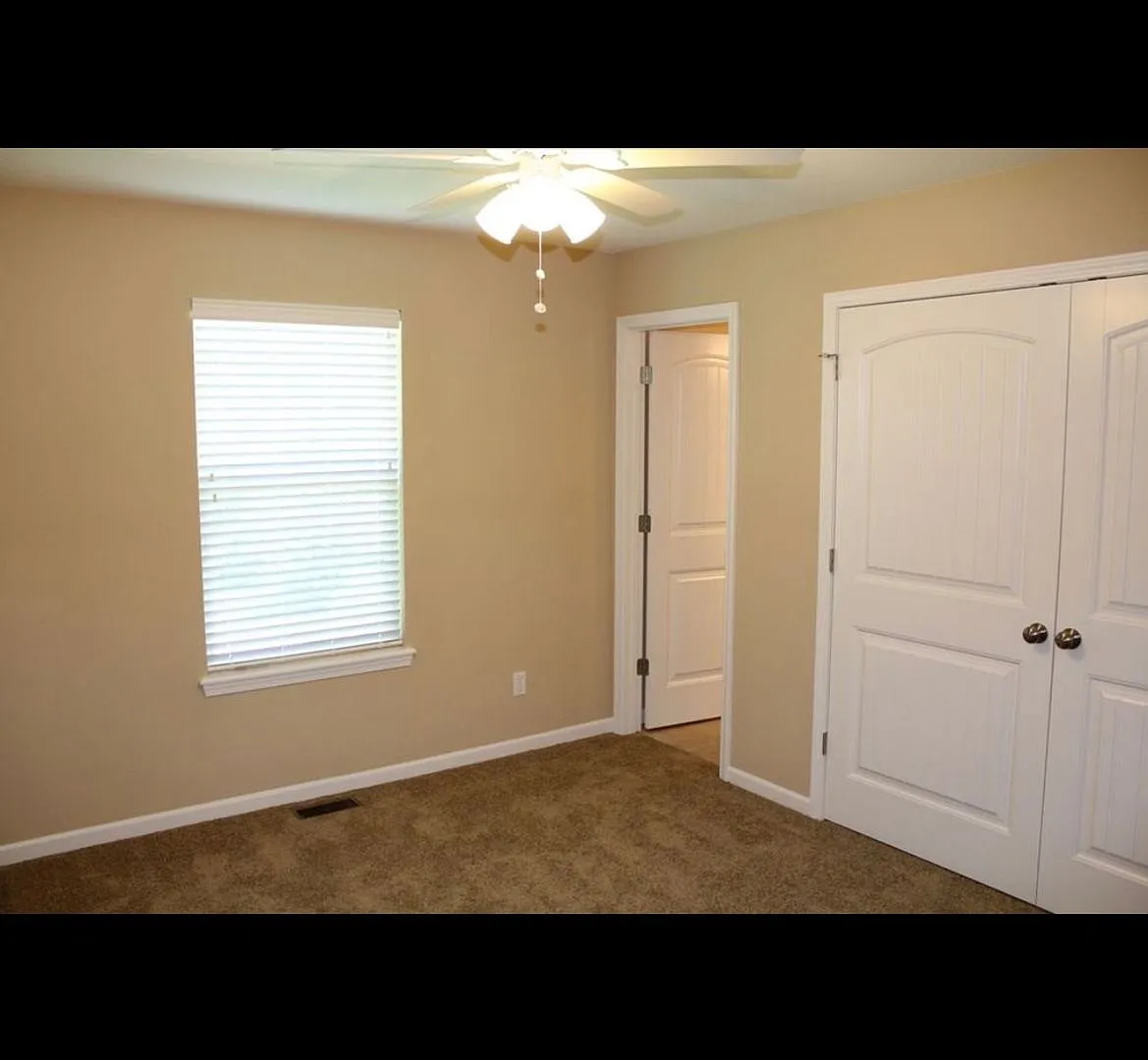 Like new 4 bedroom 4-1/2 bath downtown. near Campass. — Photo 3