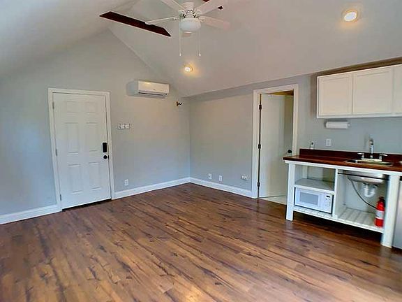 5th image of 840B Oak Ln