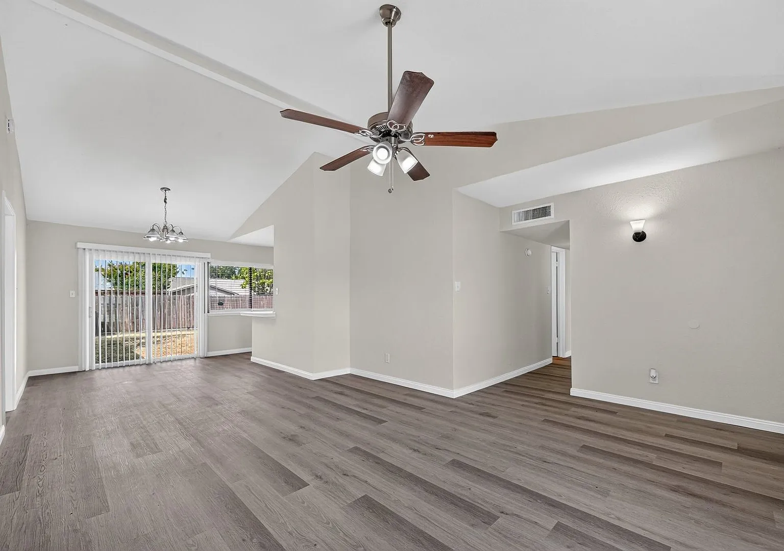 Cozy And Charming 3 Bedroom, 1 Bathroom Home Located In Allen, Tx! Free Second Month Of Rent! — Photo 3