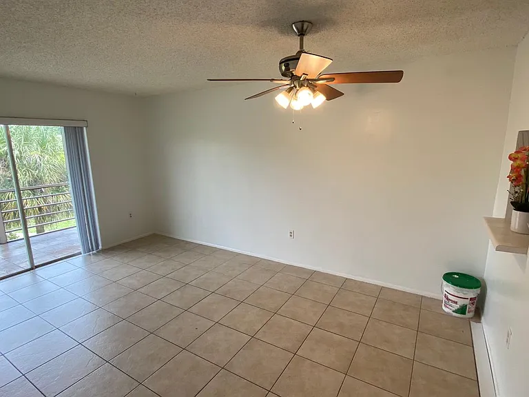 4304 NW 9th Ave #3-3B-3B3 — Photo 4