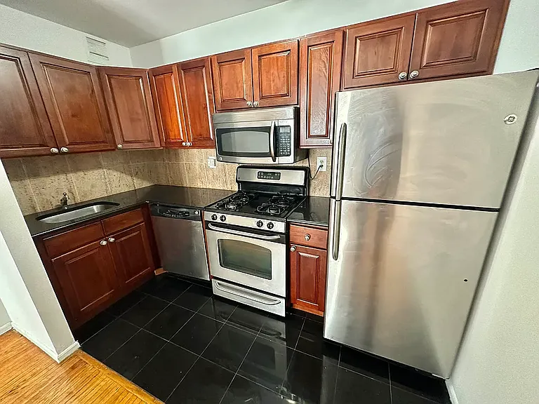 121 E 12th St #3-H — Photo 4