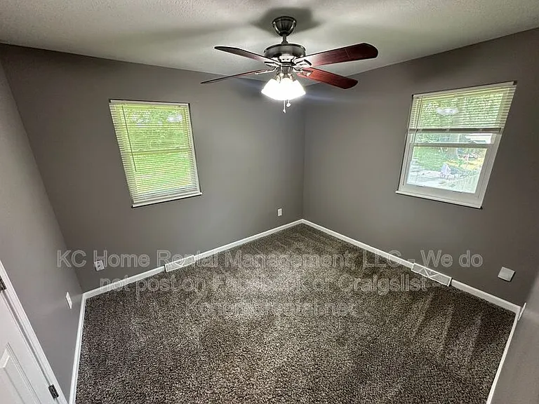 424 NE Lakeview Dr — Photo 16