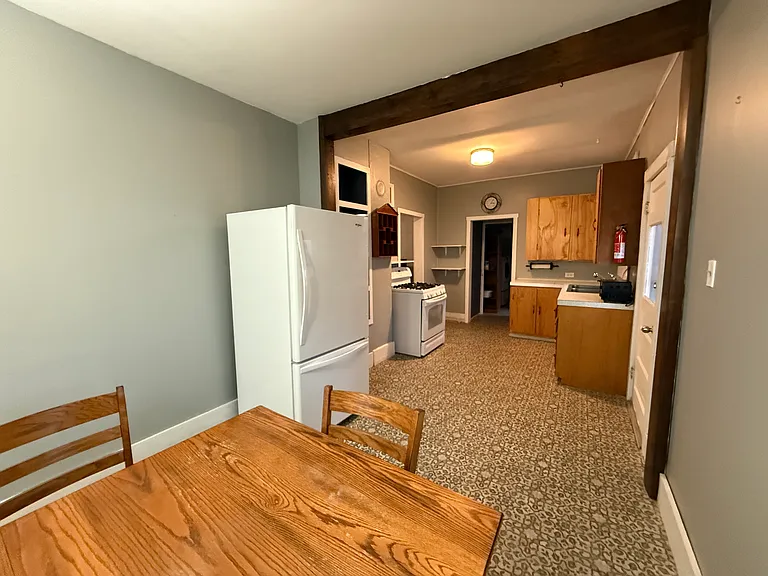546 Barclay St — Photo 4