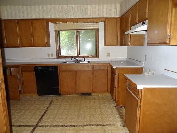2nd image of 1501 Wellington Cres