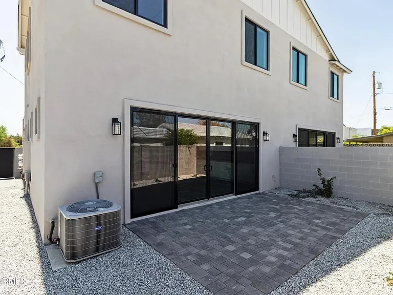 902 W Hazelwood St #B — Photo 4