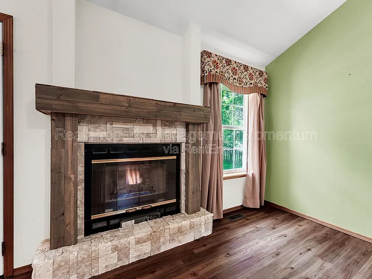 1111 W Poplar — Photo 8
