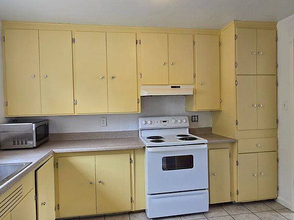5th image of 102 Laurel St