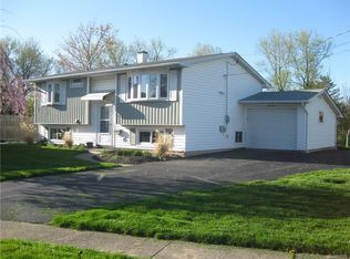17 Charlton Pl, Lancaster, NY 14086