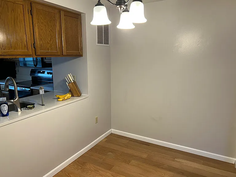 2517 Hawthorne Dr — Photo 4