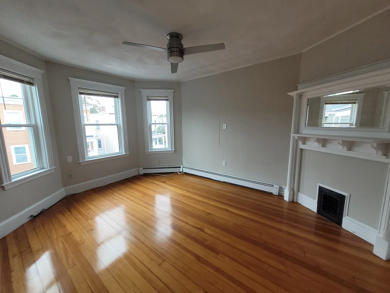 3 bed, 1000 sqft, $3,200 — Photo 4