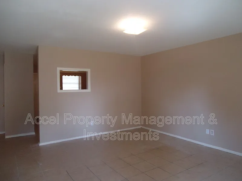 2 bed, 1.0 bath, 868 sqft, $600 — Photo 2
