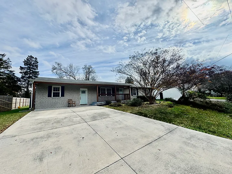 Huge driveway and front yard