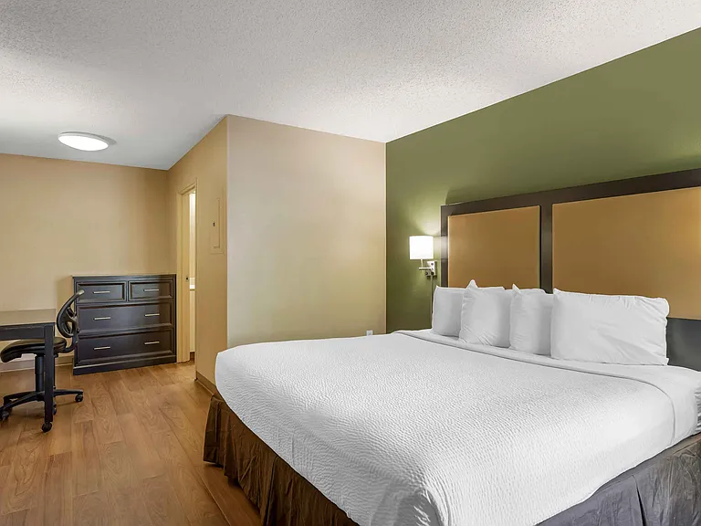 1 Bedroom Suite - 1 King Bed