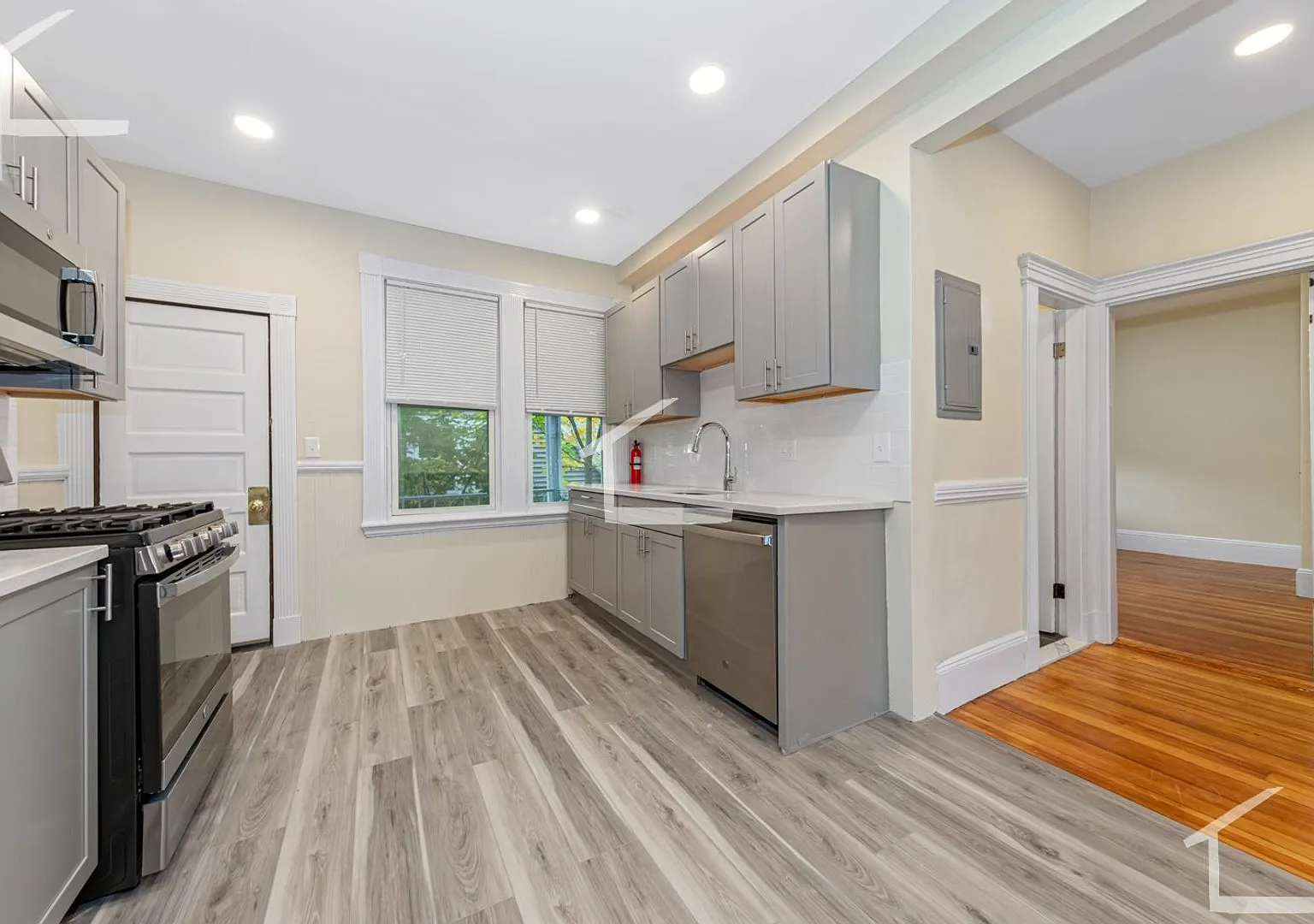 Just reduced! 3-bed, 1-bath Brighton Apt with W/D Avail 9/1 — Photo 2