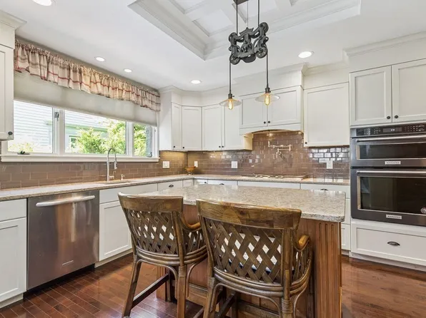 70 Hawthorn St, New Bedford, MA 02740