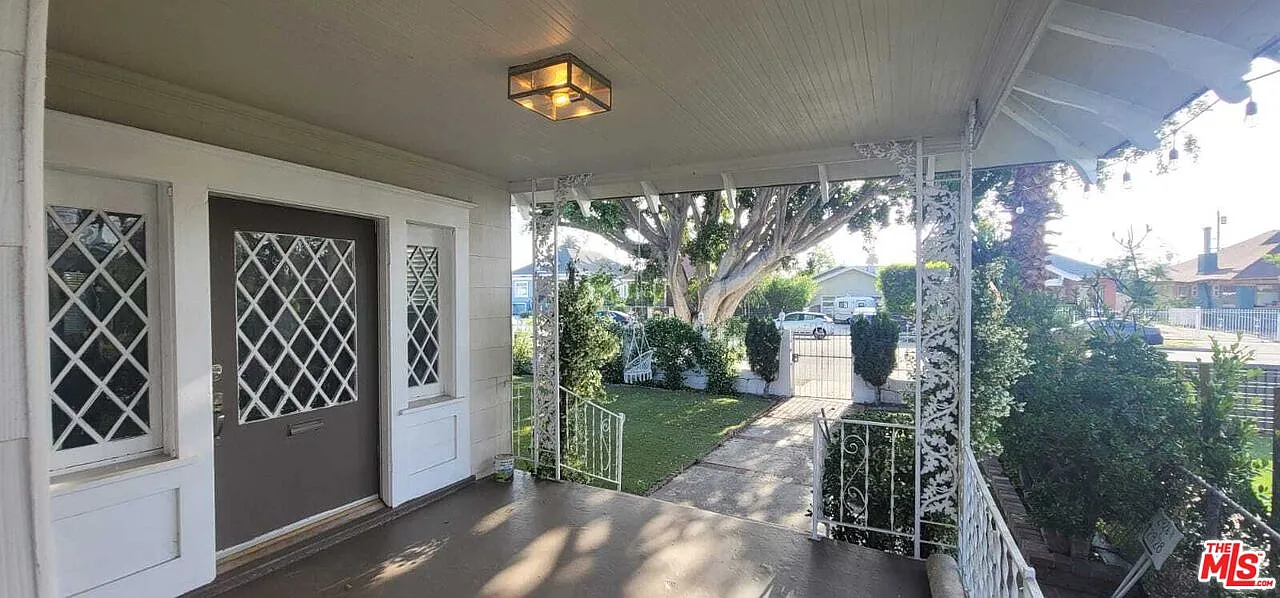 3 bed, 3.0 bath, 2441 sqft, $4,250 — Photo 2