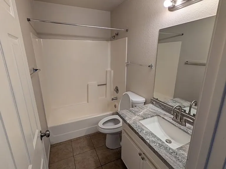 Lindsay Villas Townhomes — Photo 15