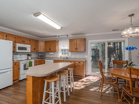5th image of 294 Emerald Dr