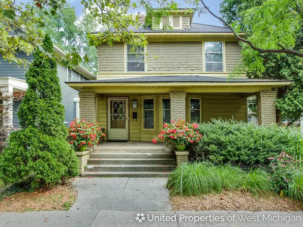 2115 Wealthy St SE, East Grand Rapids, MI 49506