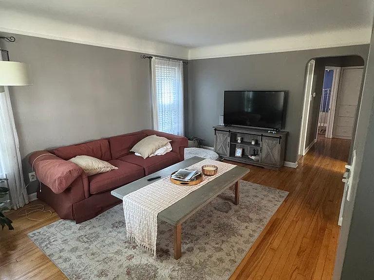 1642 Oxford Rd — Photo 5