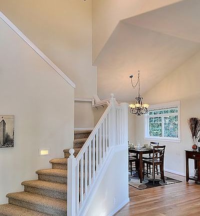 Vaulted Entry/Hardwood Floors