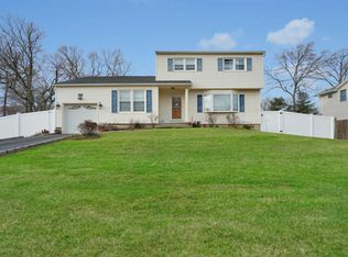 17 Highland Dr, Manalapan, NJ 07726