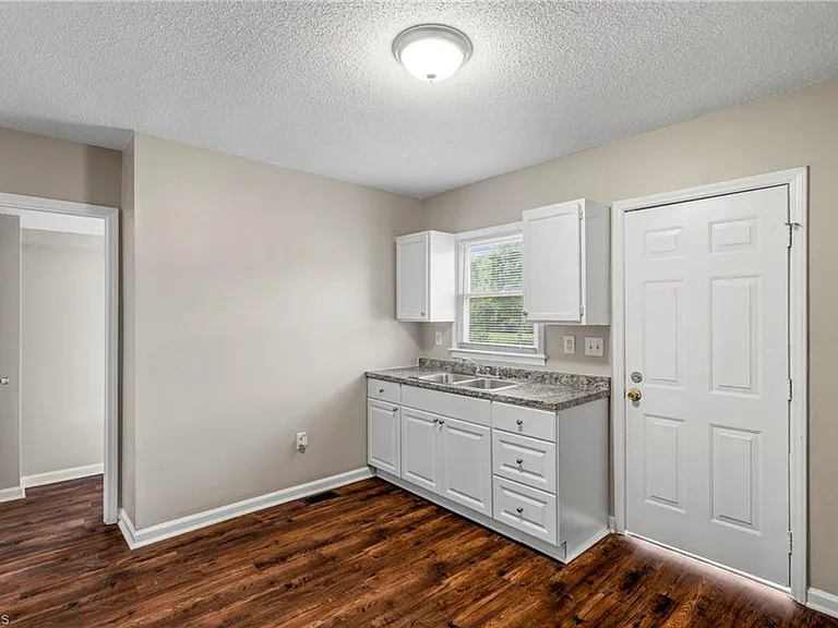 2210 E Market St — Photo 16