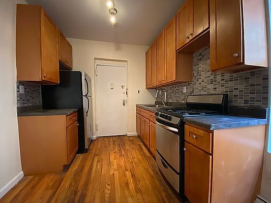 3rd image of 980 Bergen St #1H