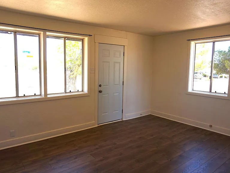 565 Graham Dr — Photo 3
