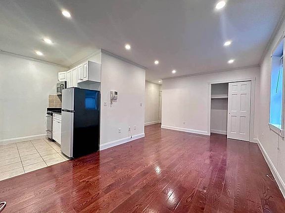 3rd image of 160 E 28th St #3V